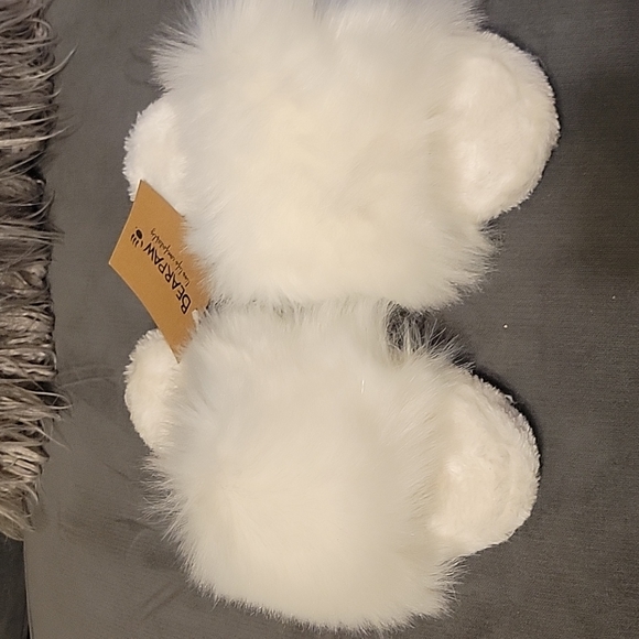 BearPaw Shoes - Bearpaw white fluffy slippers 😍